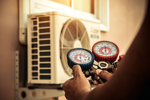 Professional Hvac technician working in Ridgewood, IL